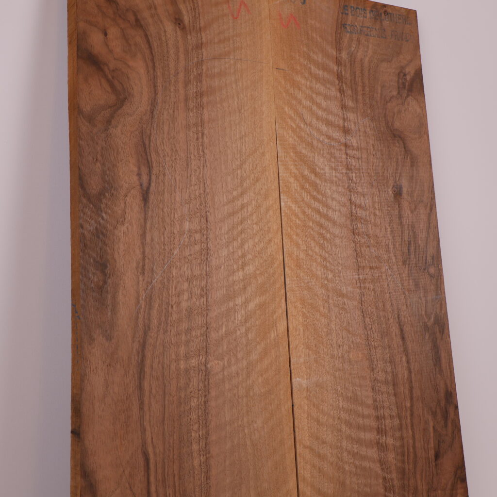 Table guitare électrique noyer 1S – 20mm NO5