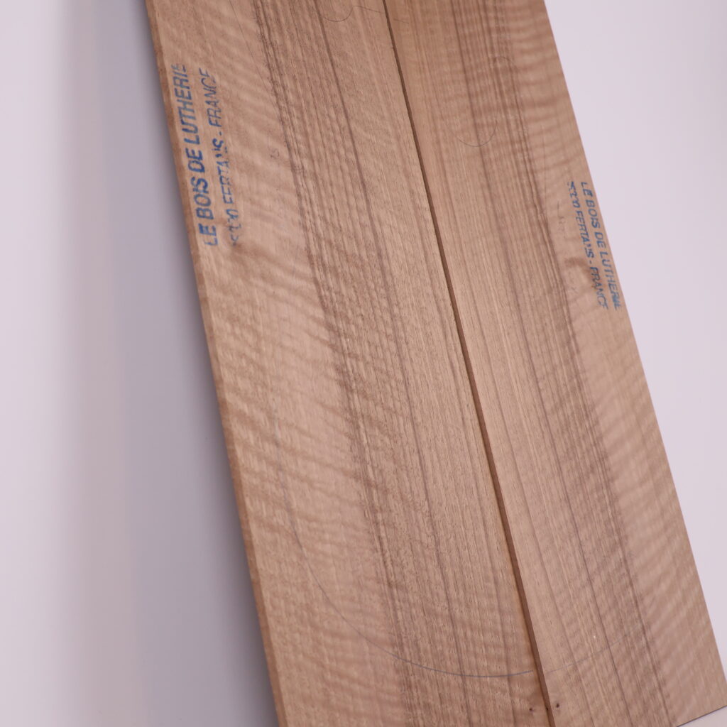 Table guitare électrique noyer 1S – 4mm NO20-205