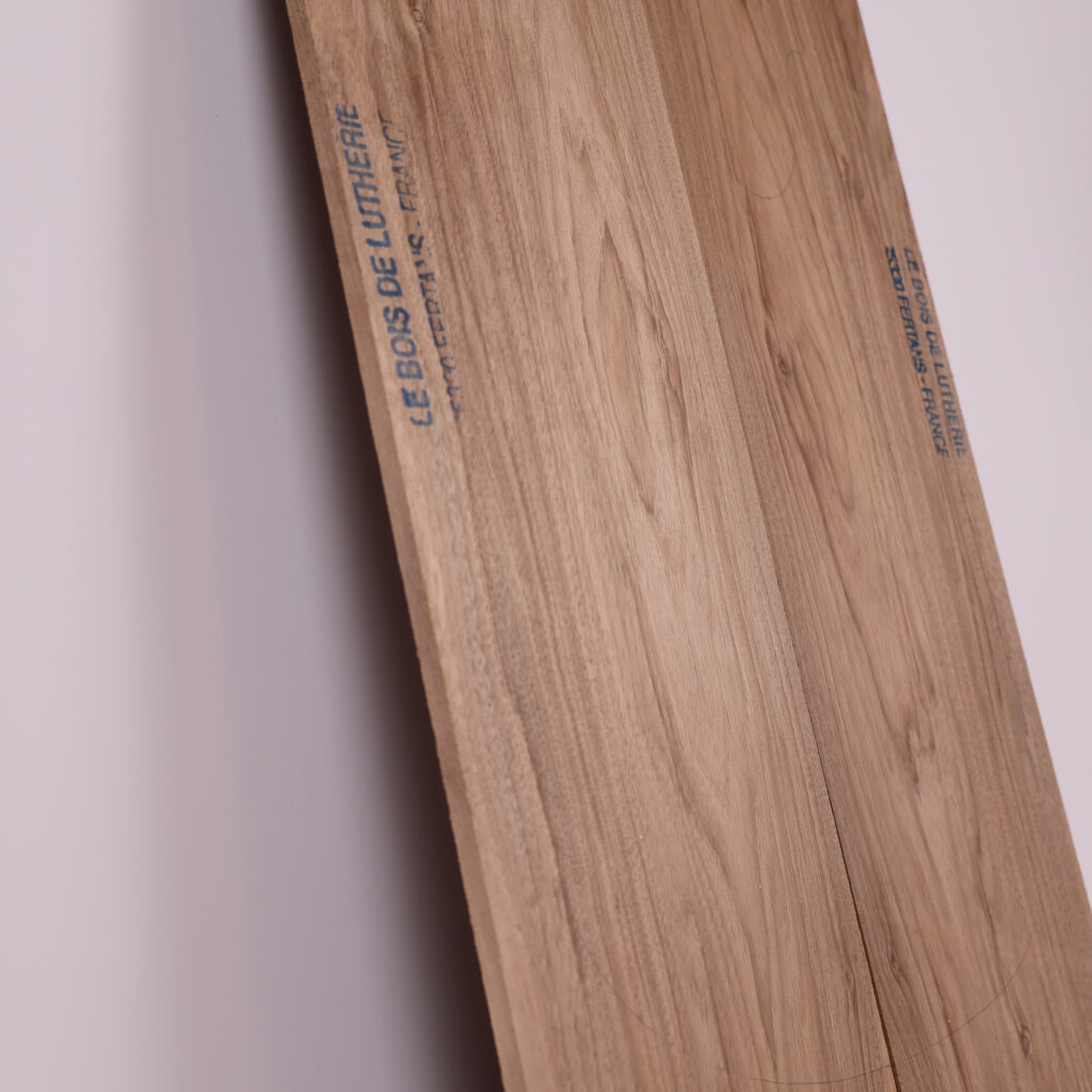 Table guitare électrique noyer 1B – 4mm NO20-16