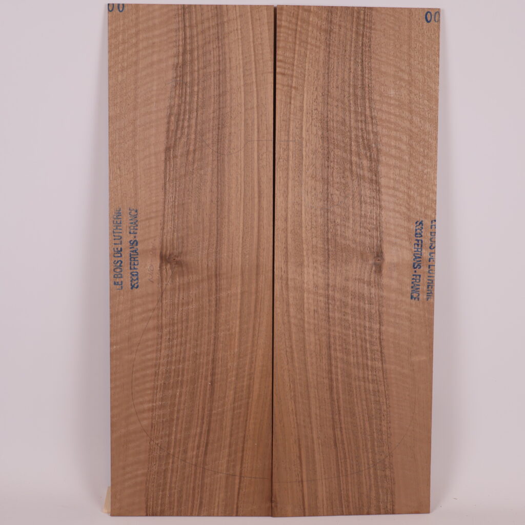 Table guitare électrique noyer 1A – 4mm NO20-204
