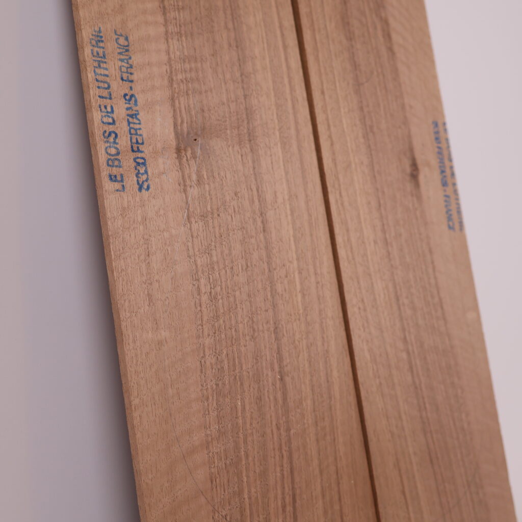 Table guitare électrique noyer 1A – 4mm NO20-204